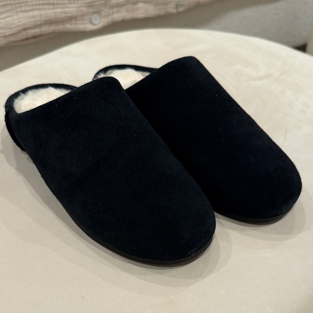 Elea slip on UGG slipper sz 6